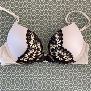 Very sexy with beautiful pearl/rhinestone detail